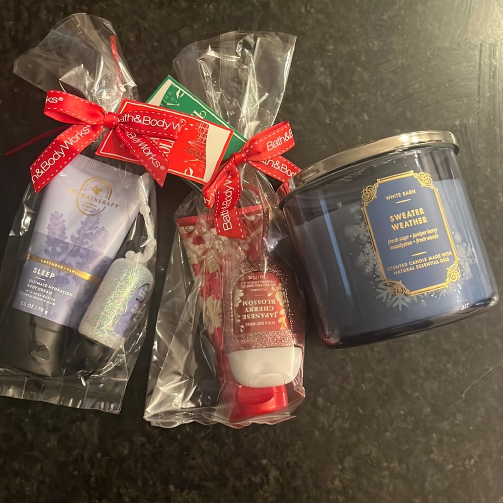 Bath & Body Works Holiday bundle. Candle + 2 sets.